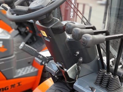 I september 2020 levererade SIA "VVN" tre gaffeltruckar från företagets "Lonking"-fabrik till företaget "Talsu piensaimnieks".7